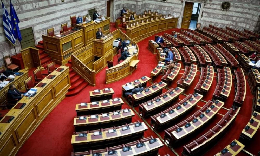 Βουλή: Η Ελληνική σημαία έπεσε στο κεφάλι ανυποψίαστης υπαλλήλου